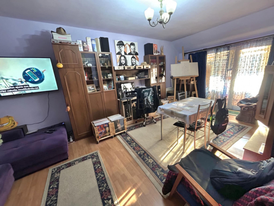 Apartament 2 camere decomandat, etaj intermediar cu parcare  in zona Porii