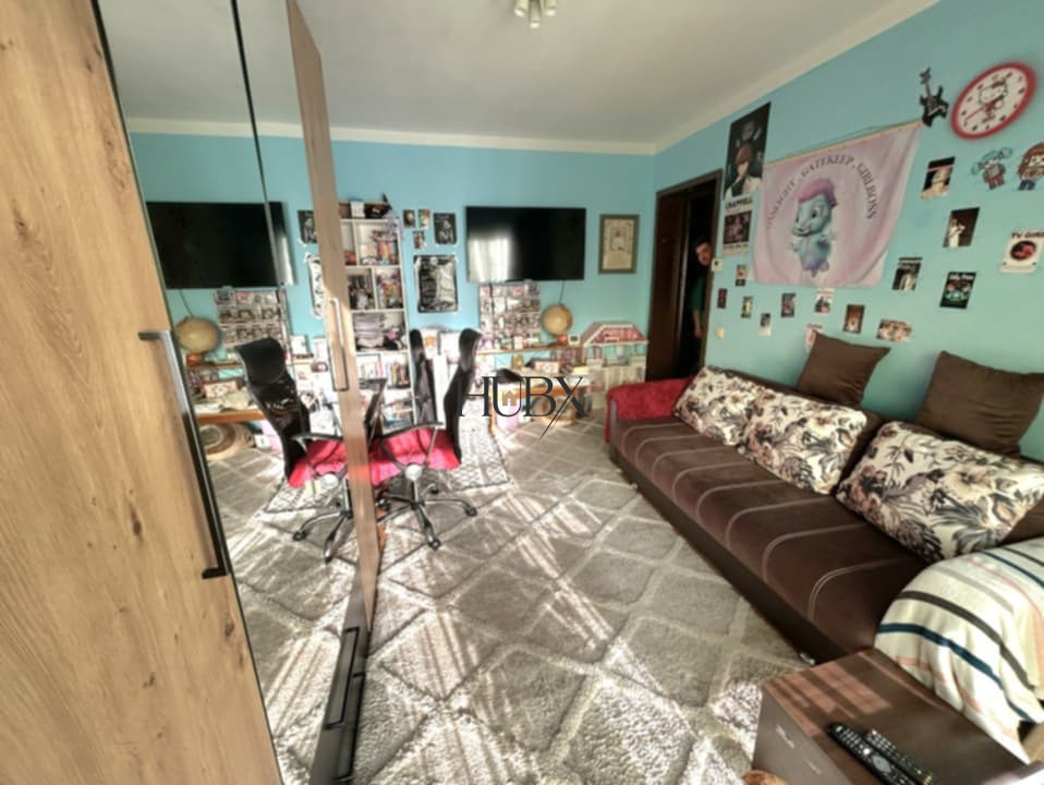 Apartament 2 camere decomandat, etaj intermediar cu parcare  in zona Porii