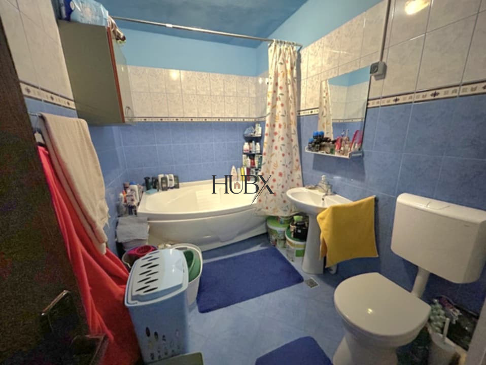 Apartament 2 camere decomandat, etaj intermediar cu parcare  in zona Porii