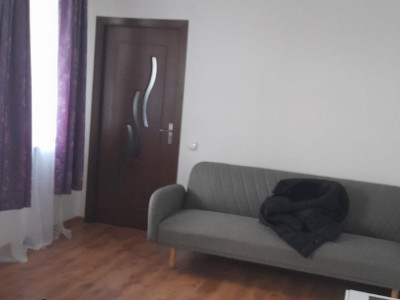 Apartament de 2 camere la parter pe strada Eroilor