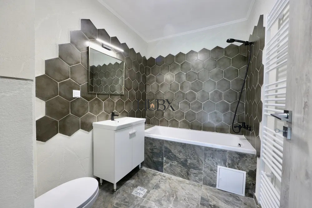 Apartament de 3 camere si 2 bai 67 mp in ansamblu privat Teilor