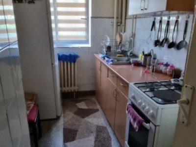 Apartament de  3 camere decomandat in zona Retezat